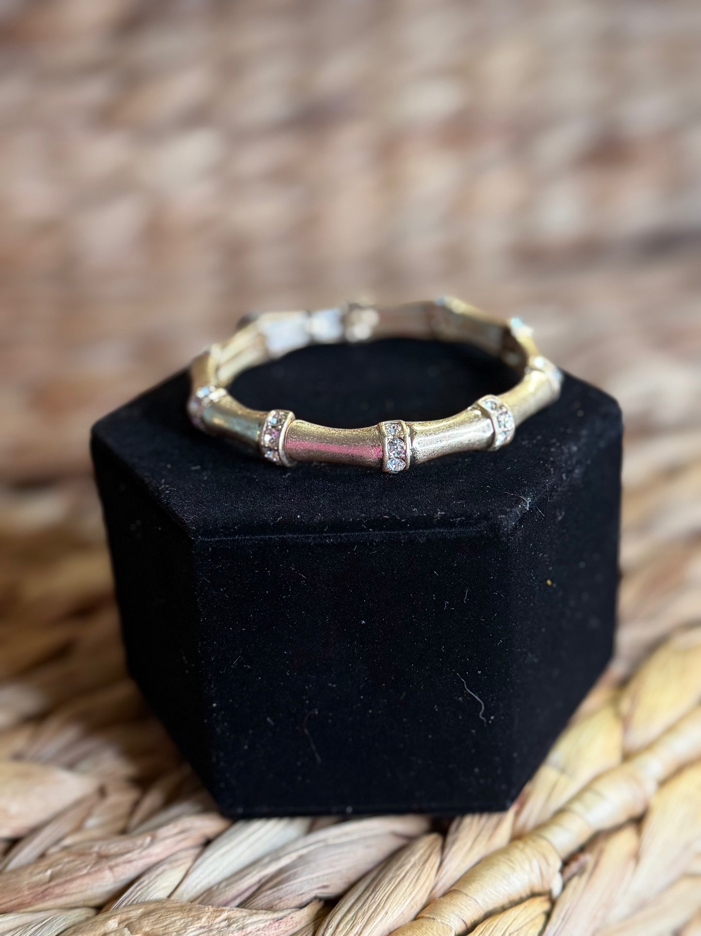 Stretchy gold bracelet with diamonds