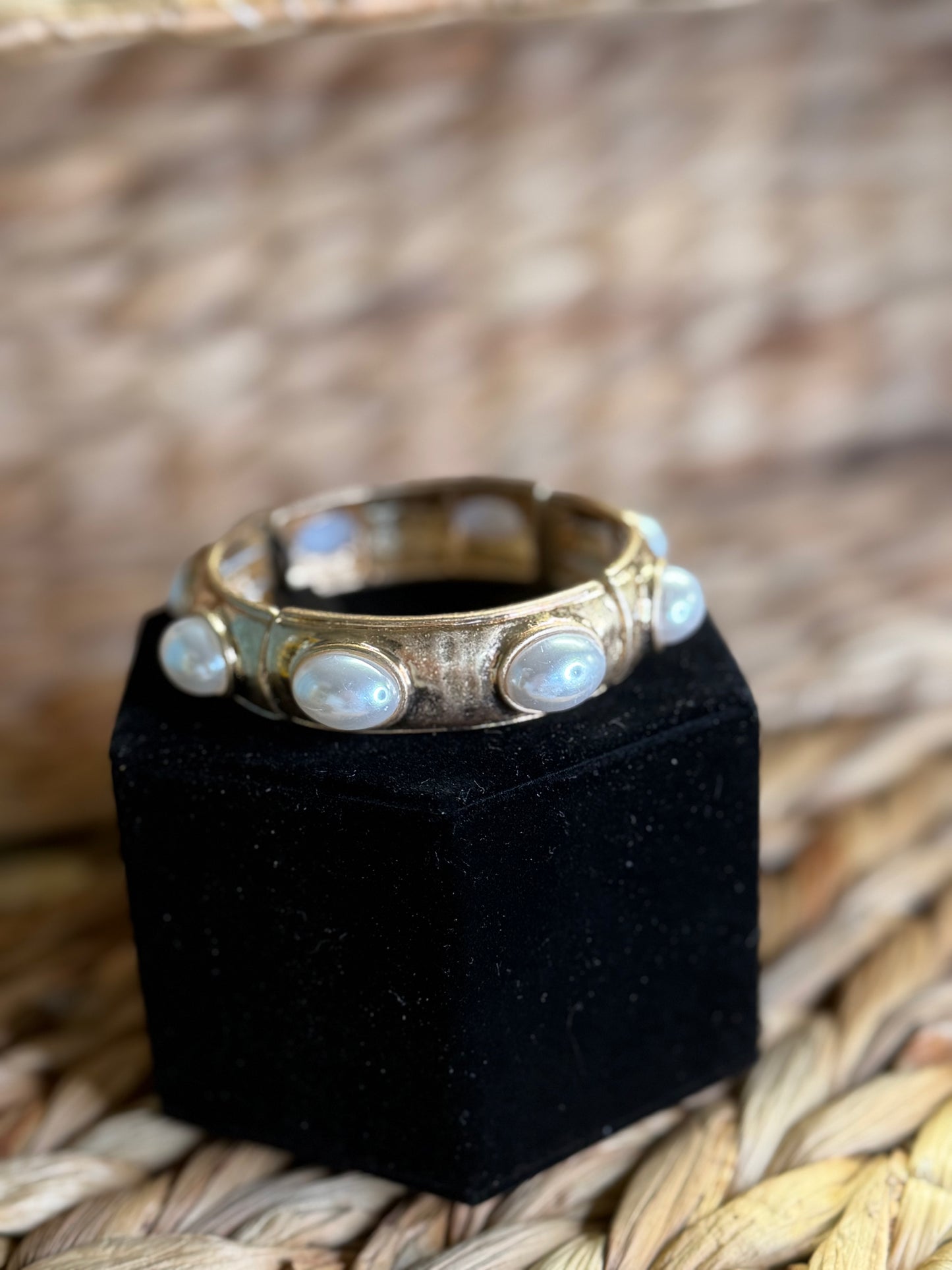 Stretchy gold bracelet with pearl stones