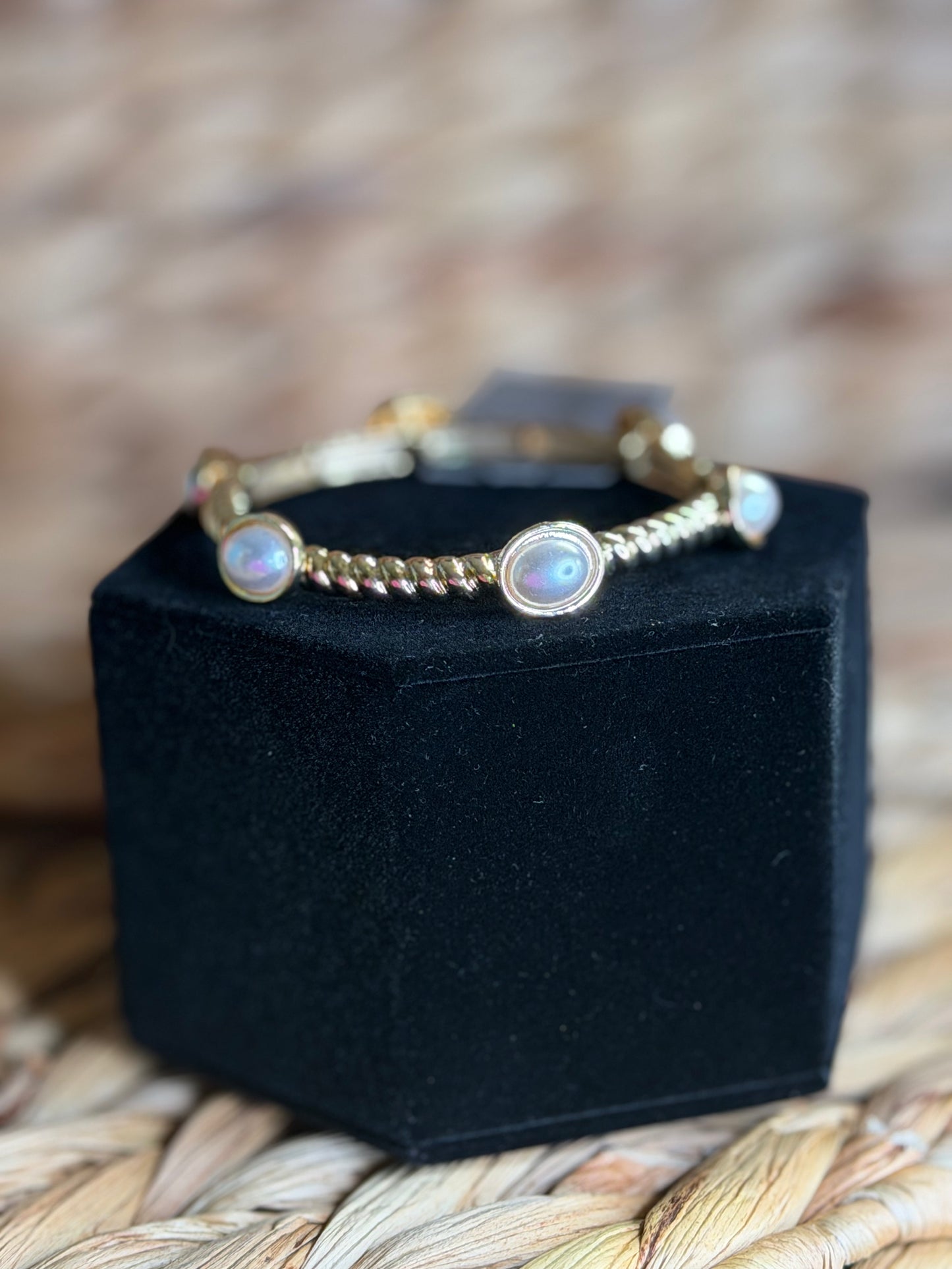 Stretchy gold bracelet with pearls