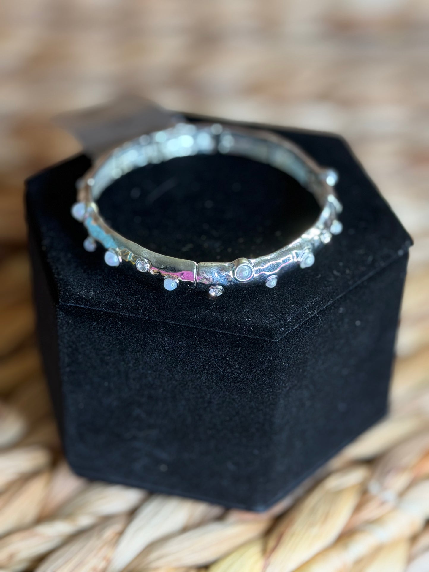 Stretchy silver bracelet with diamonds and pearls