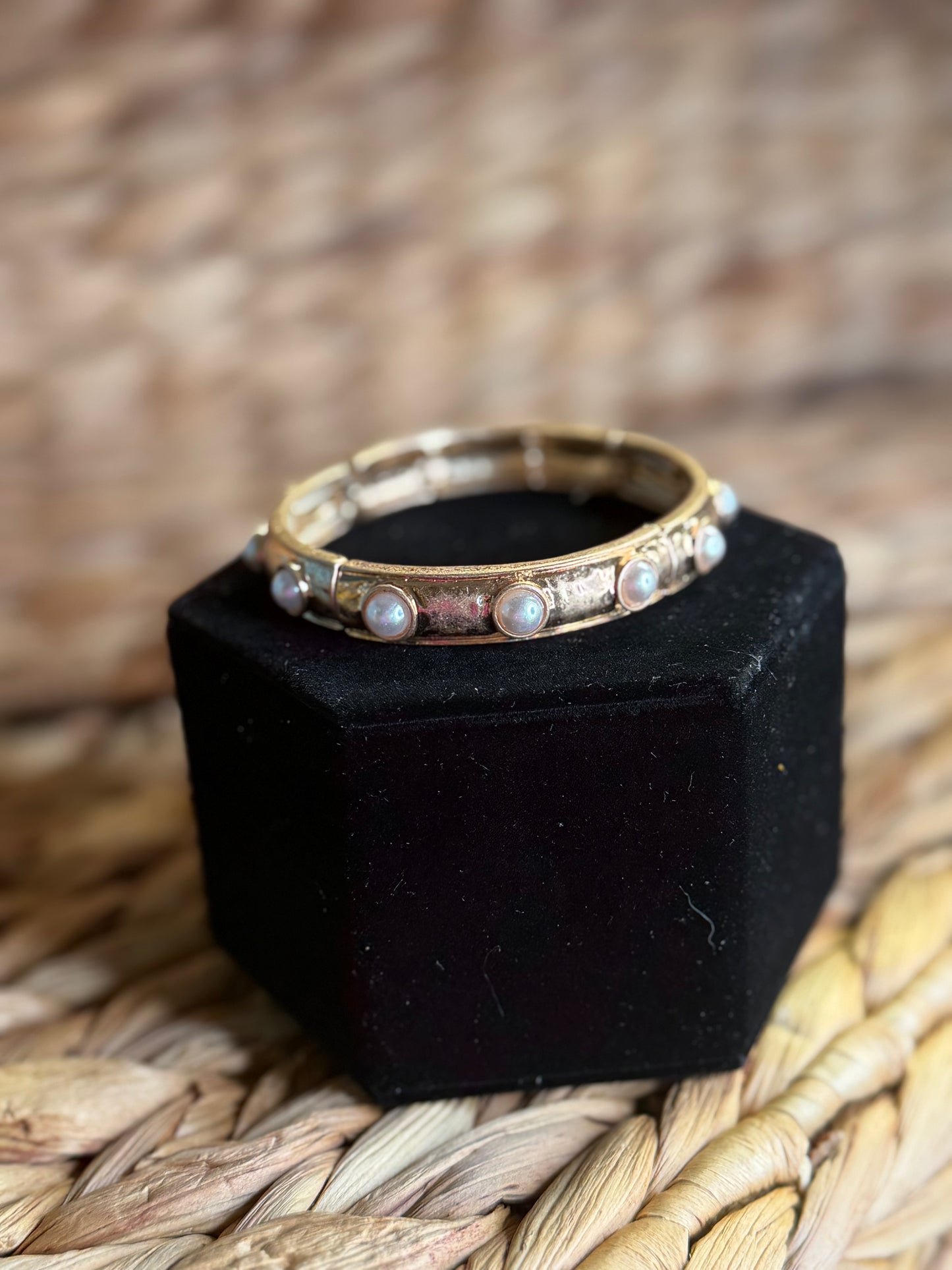 Stretchy gold bracelet with pearls