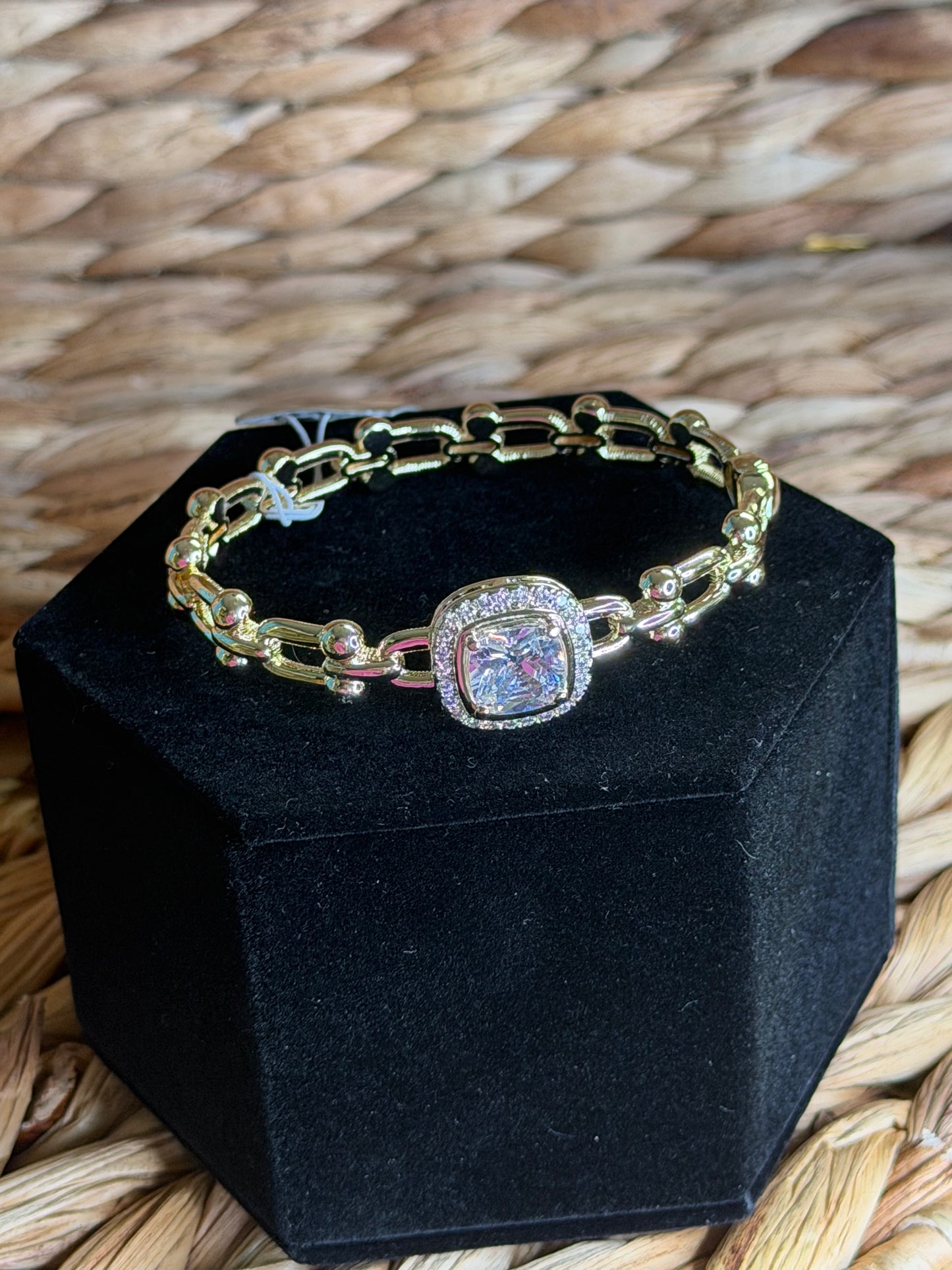 Gold link bracelet with pavé and diamond stone