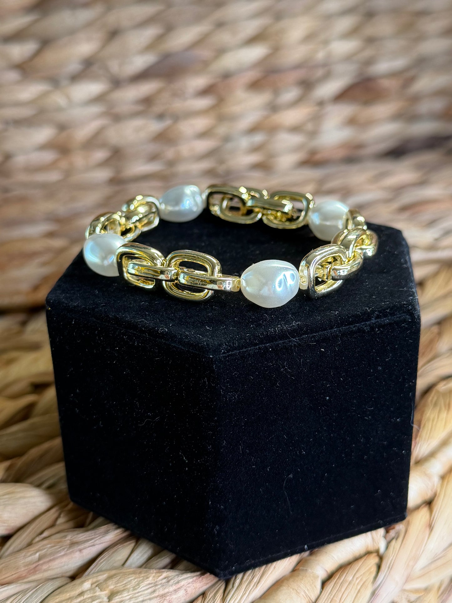 Gold stretchy bracelet with pearls
