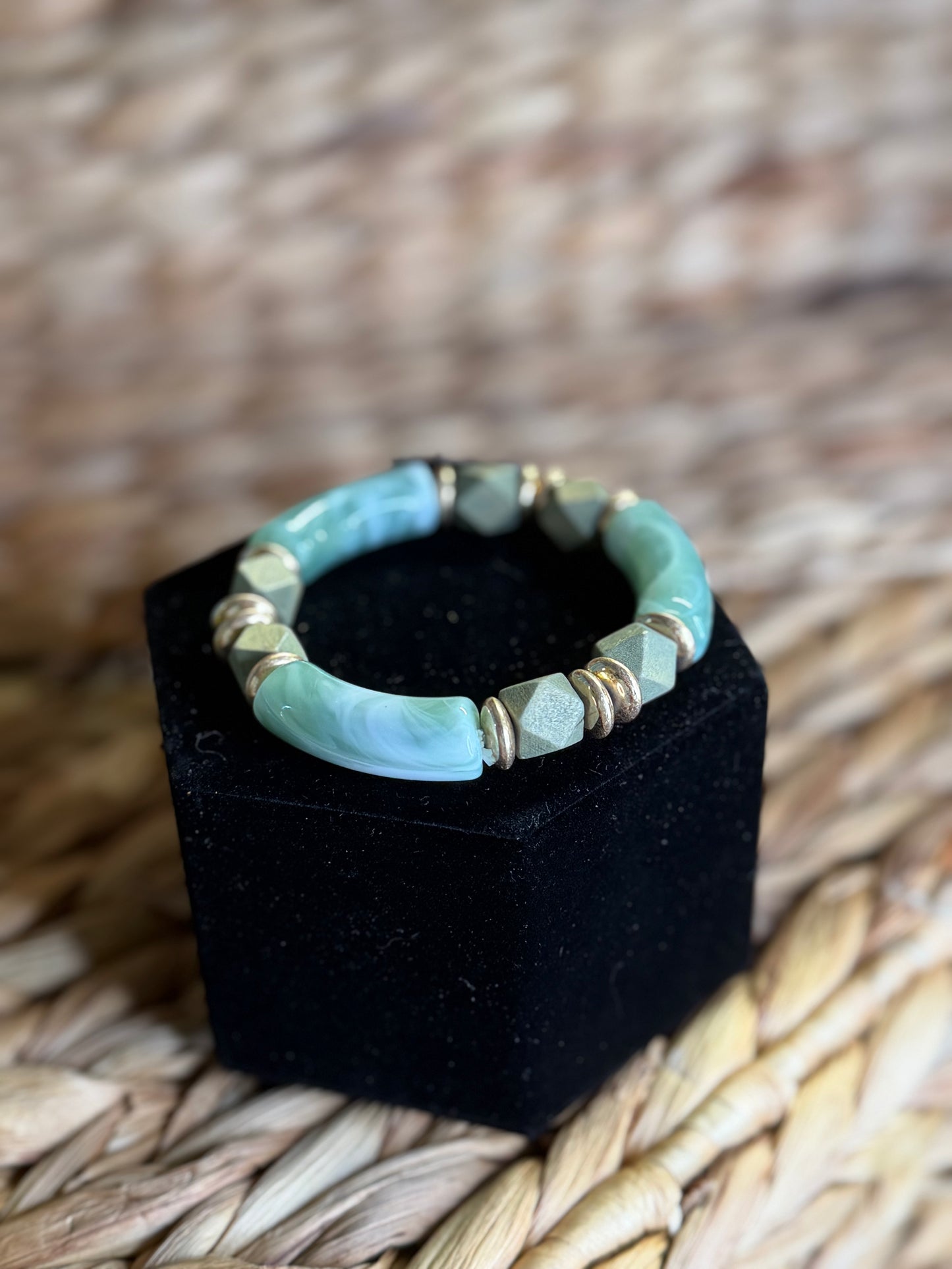 Stretchy bracelet with beads