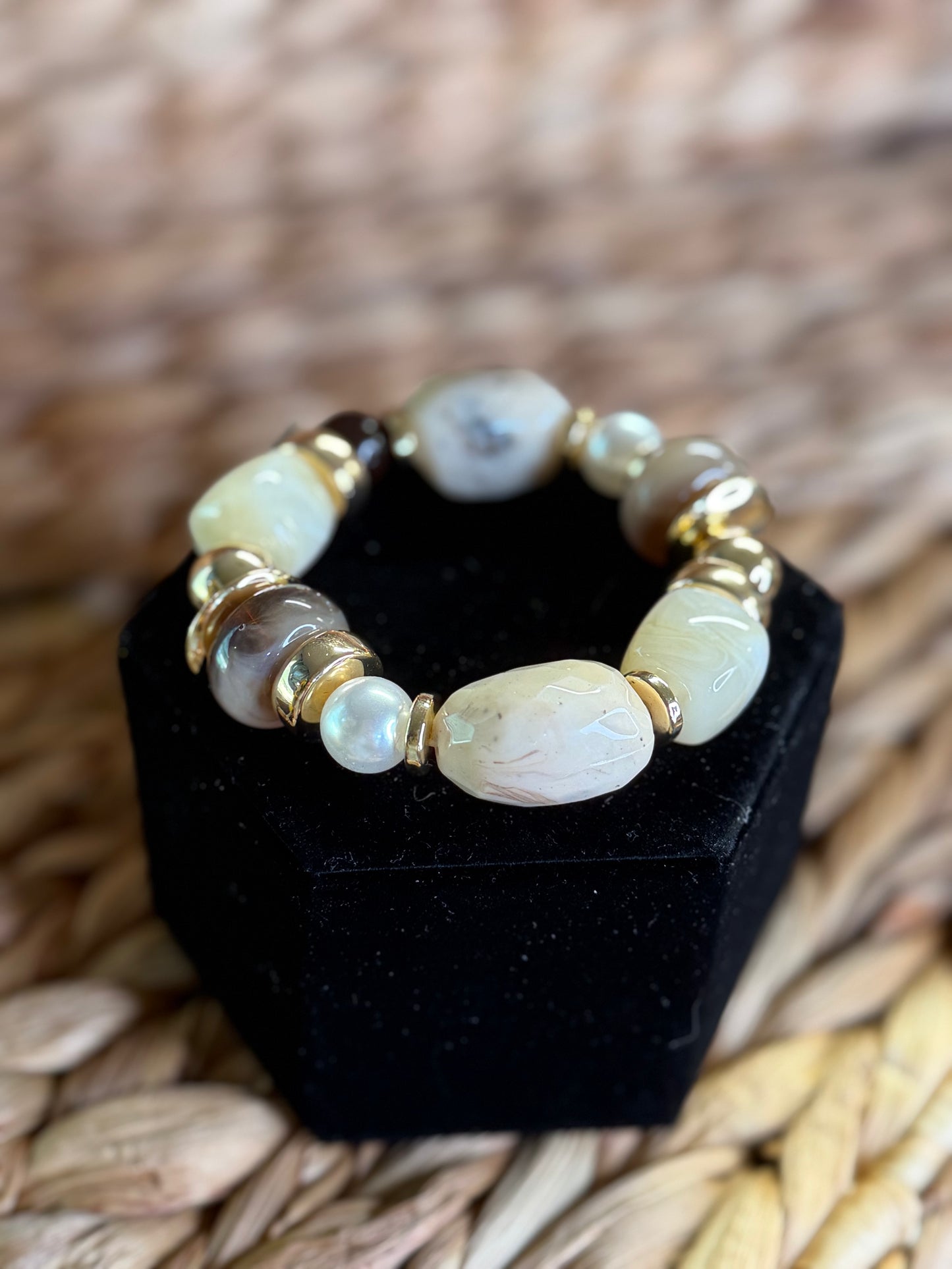 Stretchy bracelet with pearls and gold beads