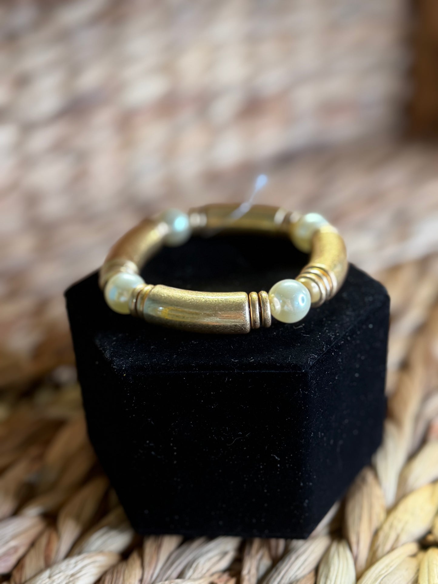 Stretchy gold bracelet with pearls
