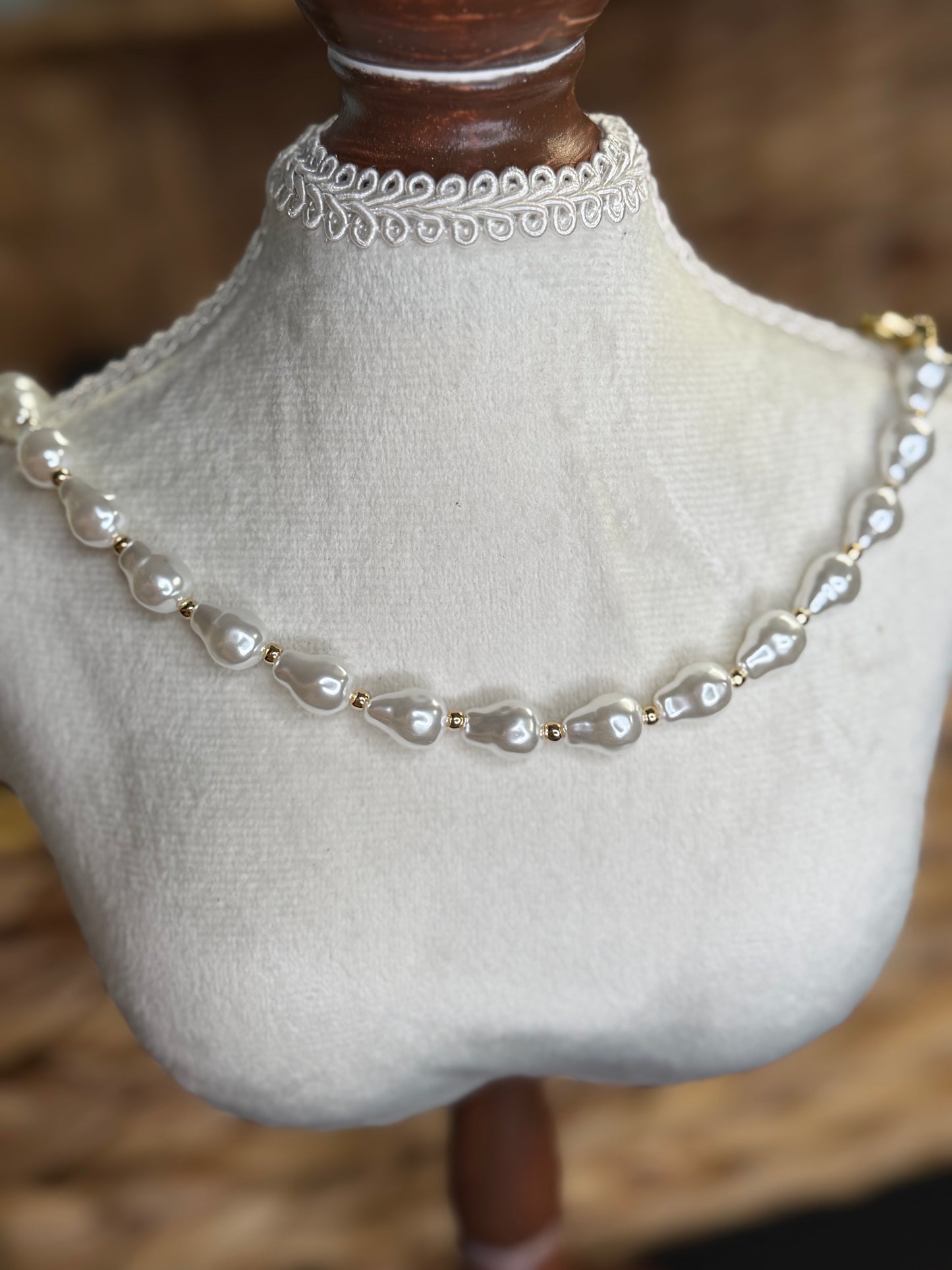 Pearl necklace with gold beads