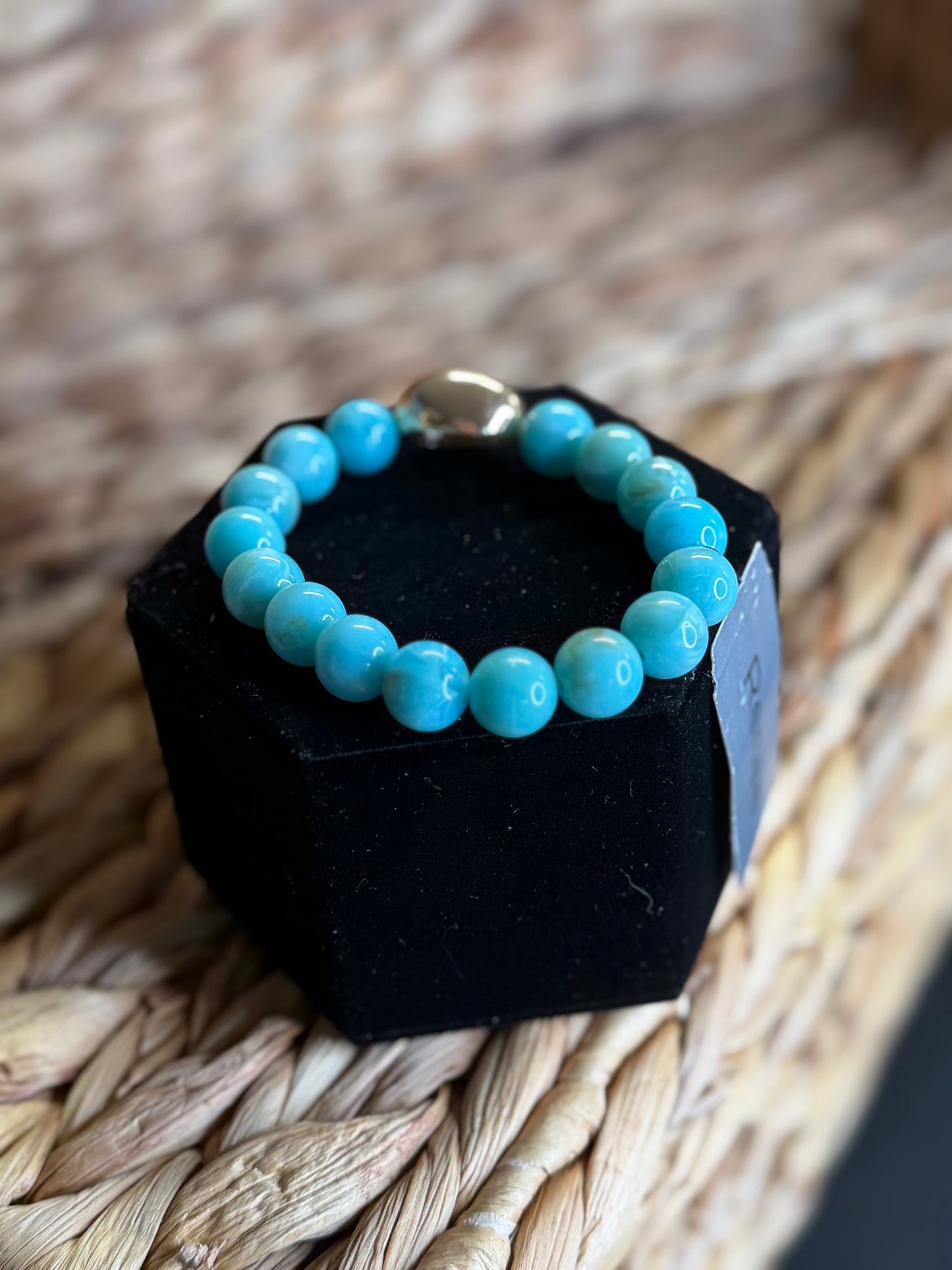 Stretchy bracelet with turquoise beads and gold