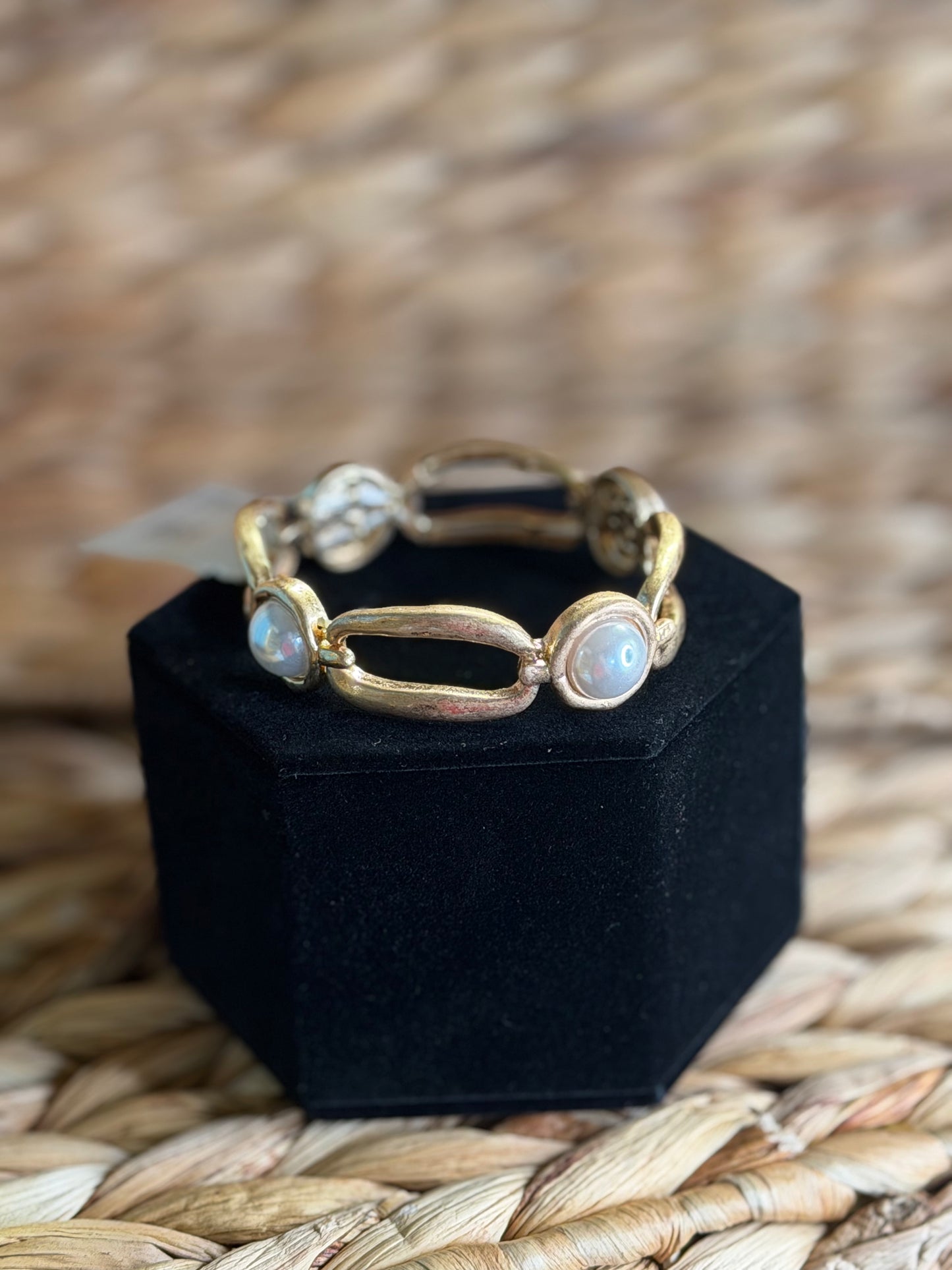 Stretchy gold bracelet with pearls