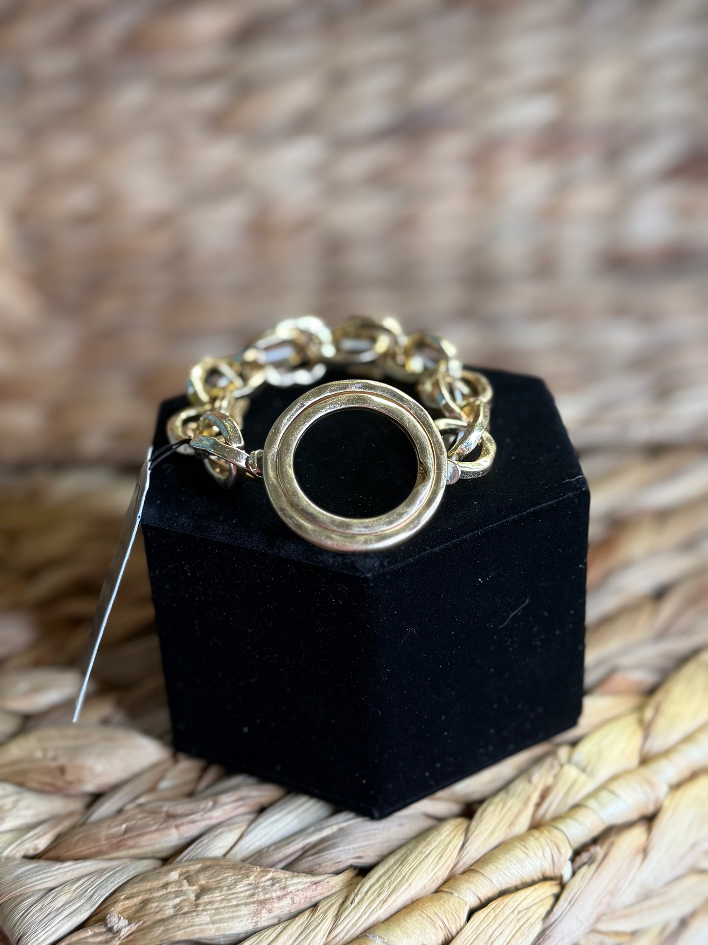 Stretchy gold chain linked bracelet with round middle piece