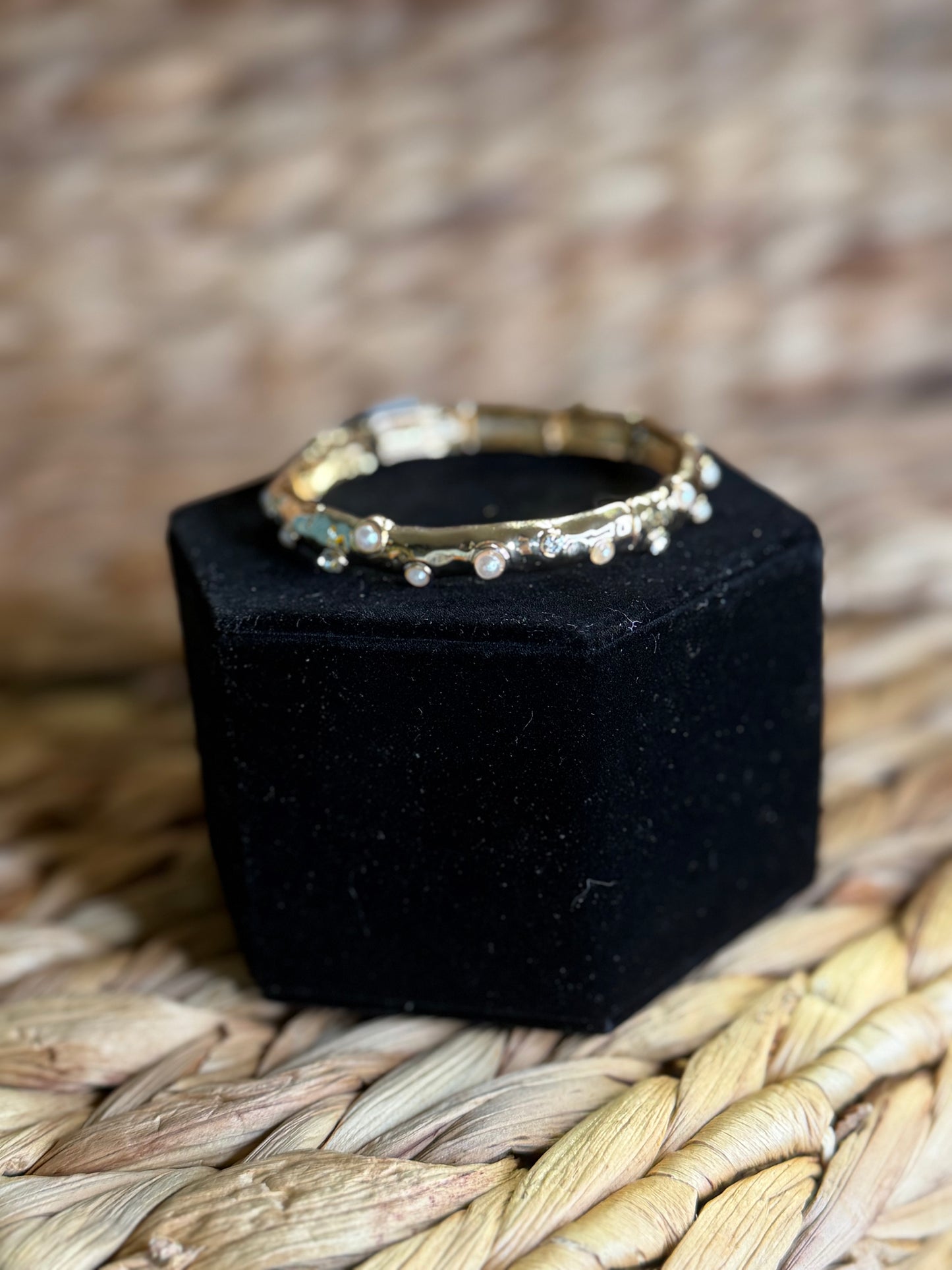 Stretchy gold bracelet with pearls and diamonds