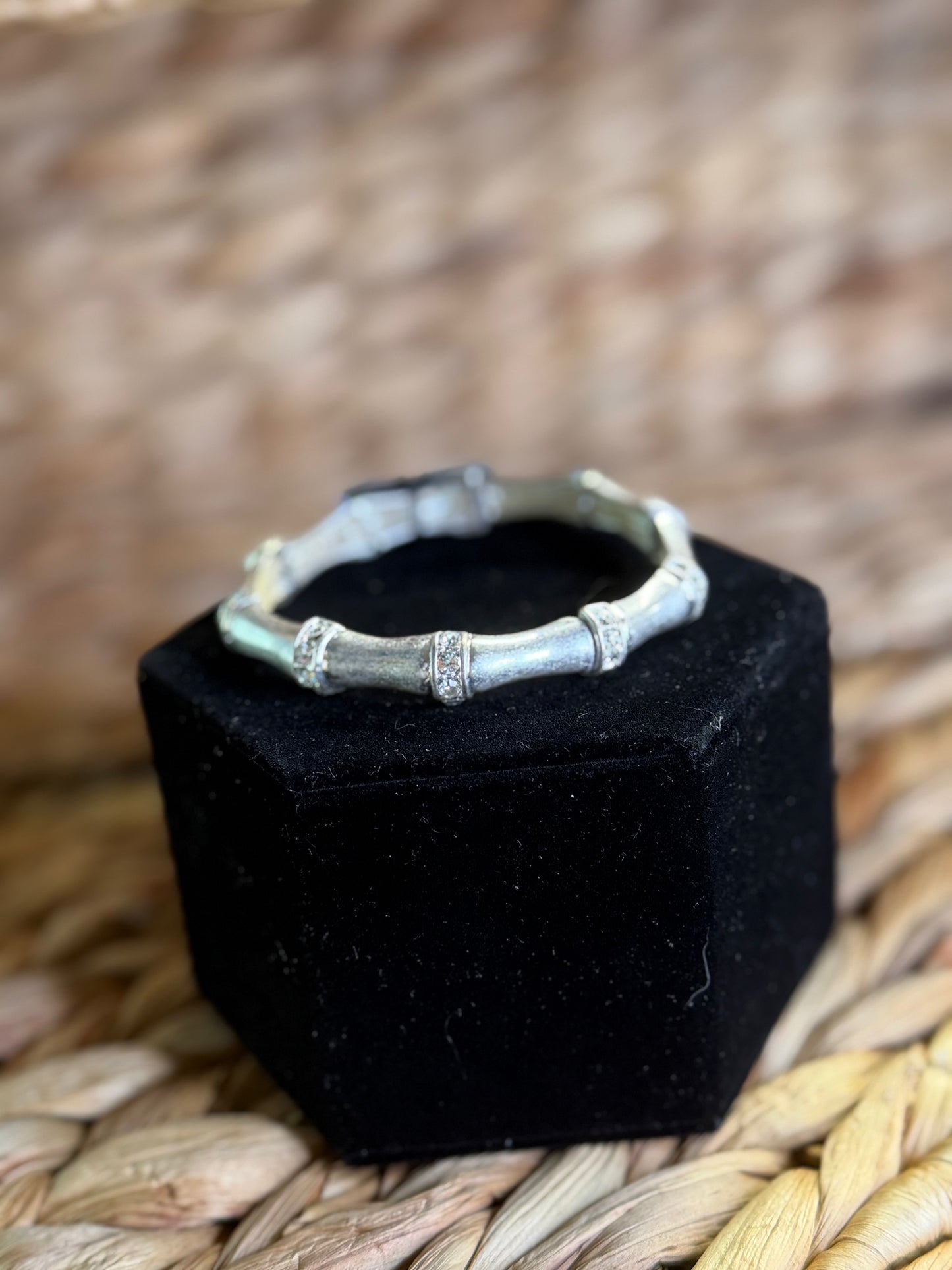 Stretchy silver bracelet with diamonds