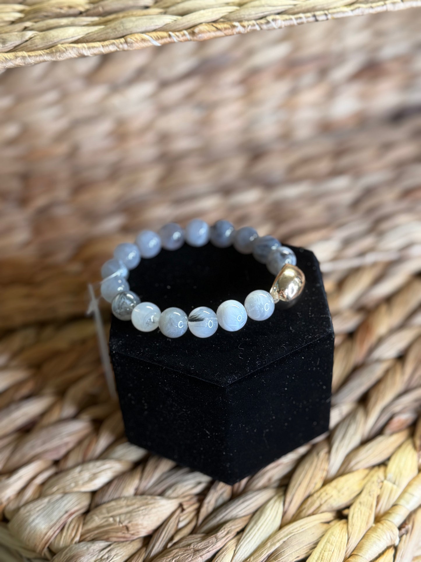 Stretchy bracelet with beads and gold