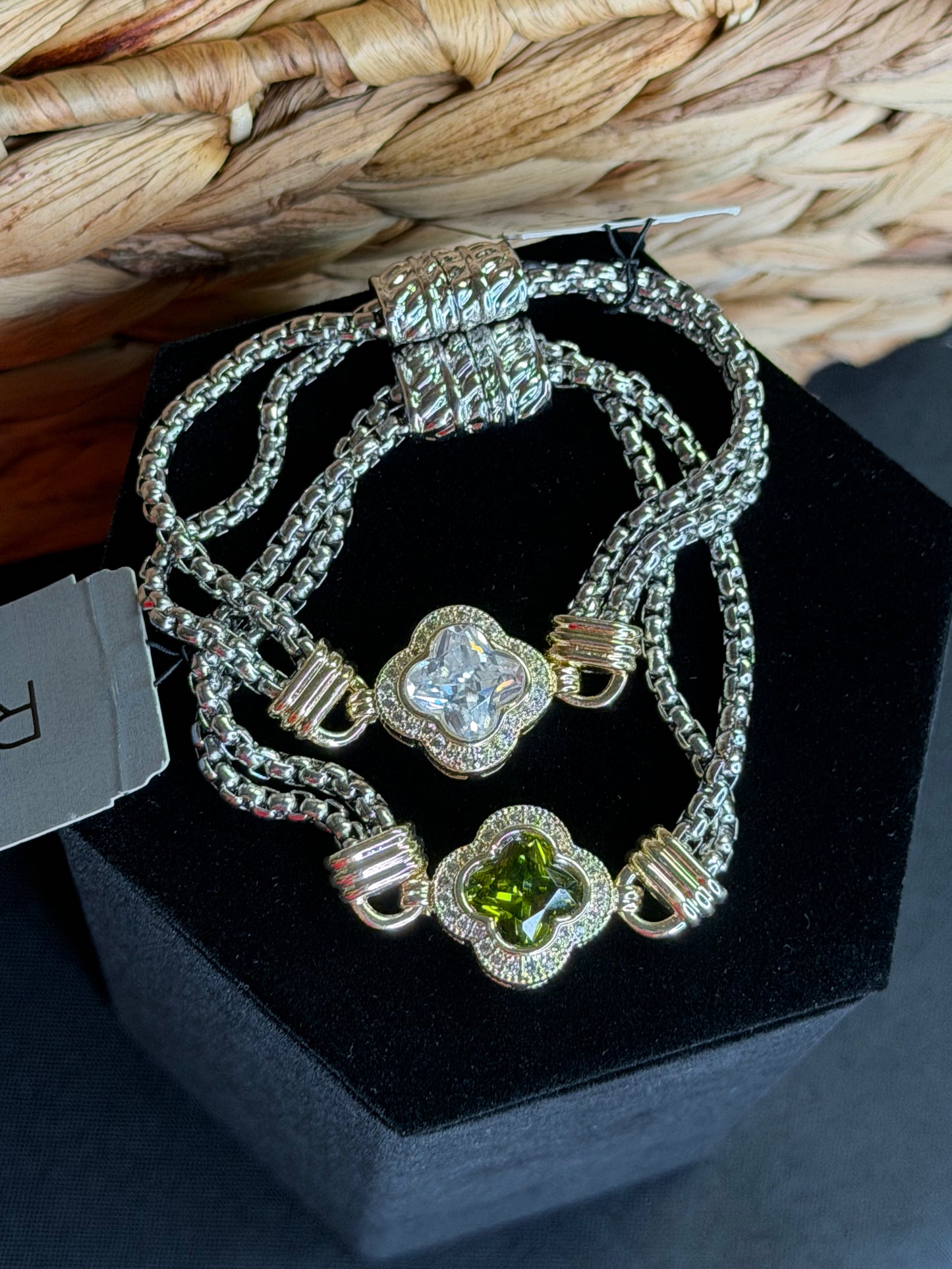 Silver chain bracelet with clovers