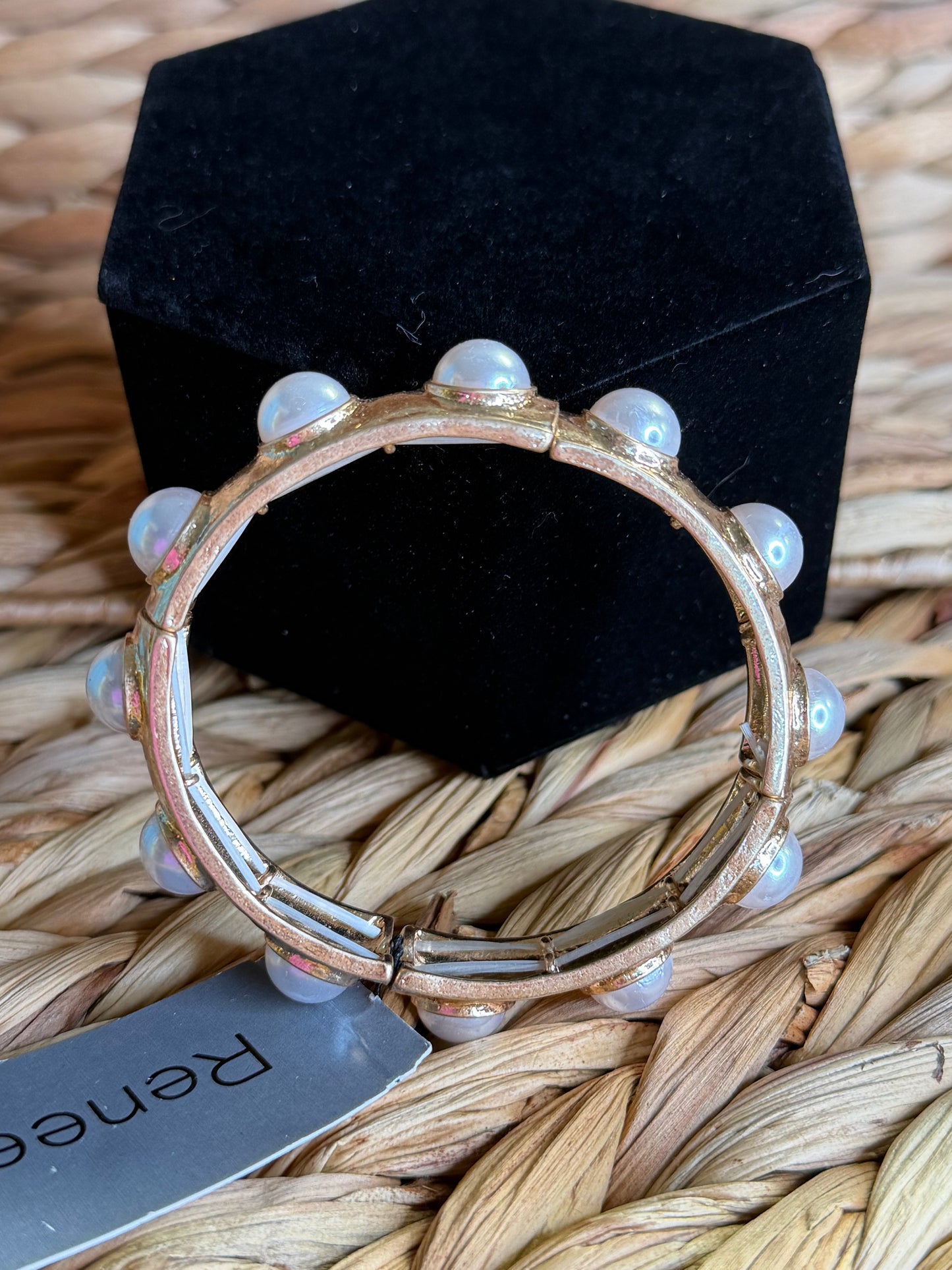 Stretchy gold bracelet with pearls