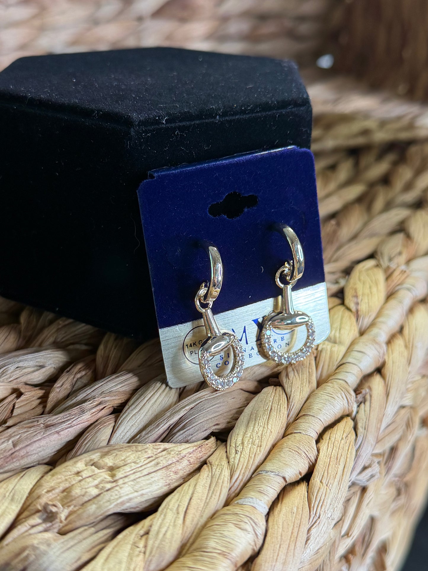 Gold dangling earrings with diamonds